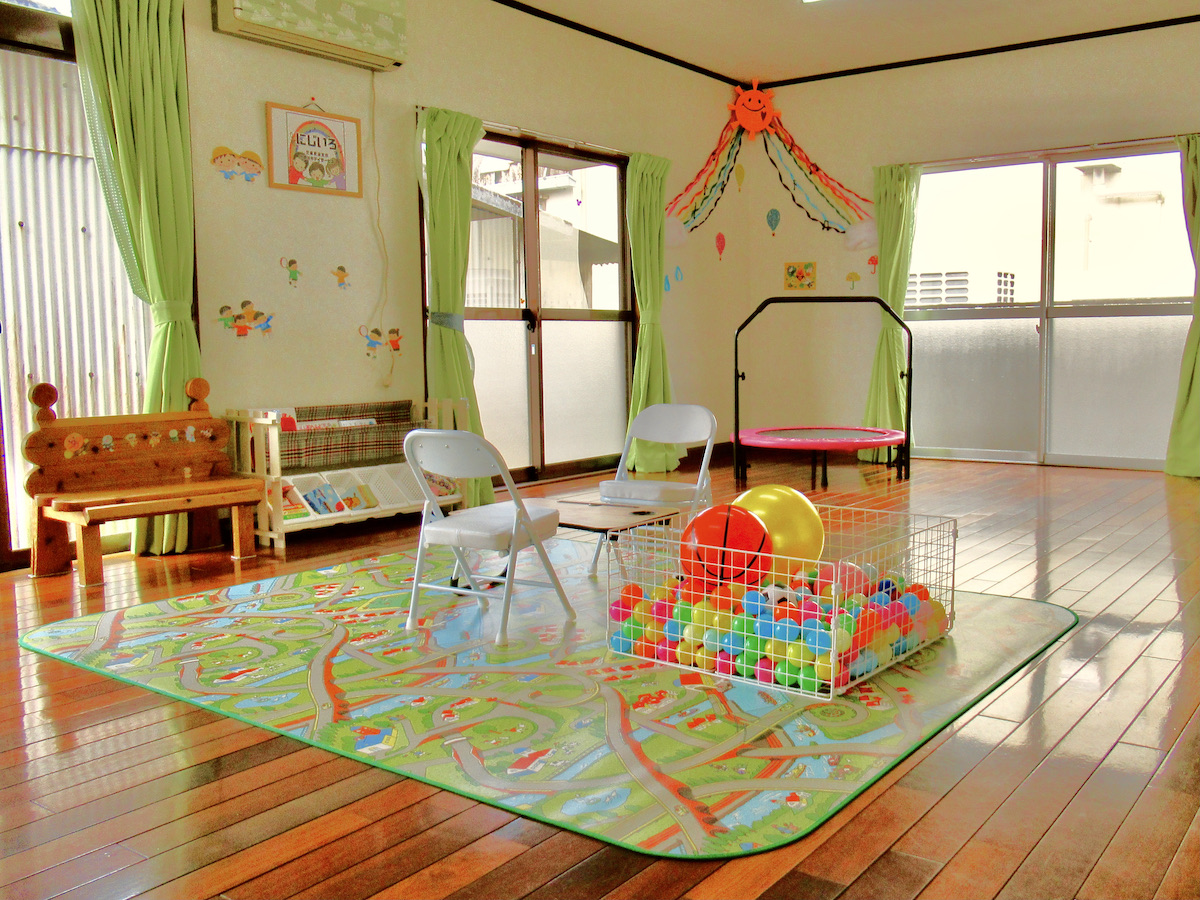 にじいろ施設屋内、楽器やトランポリンなどが揃ったお部屋の様子