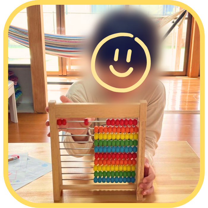 療育教具で遊びながら学ぶ様子