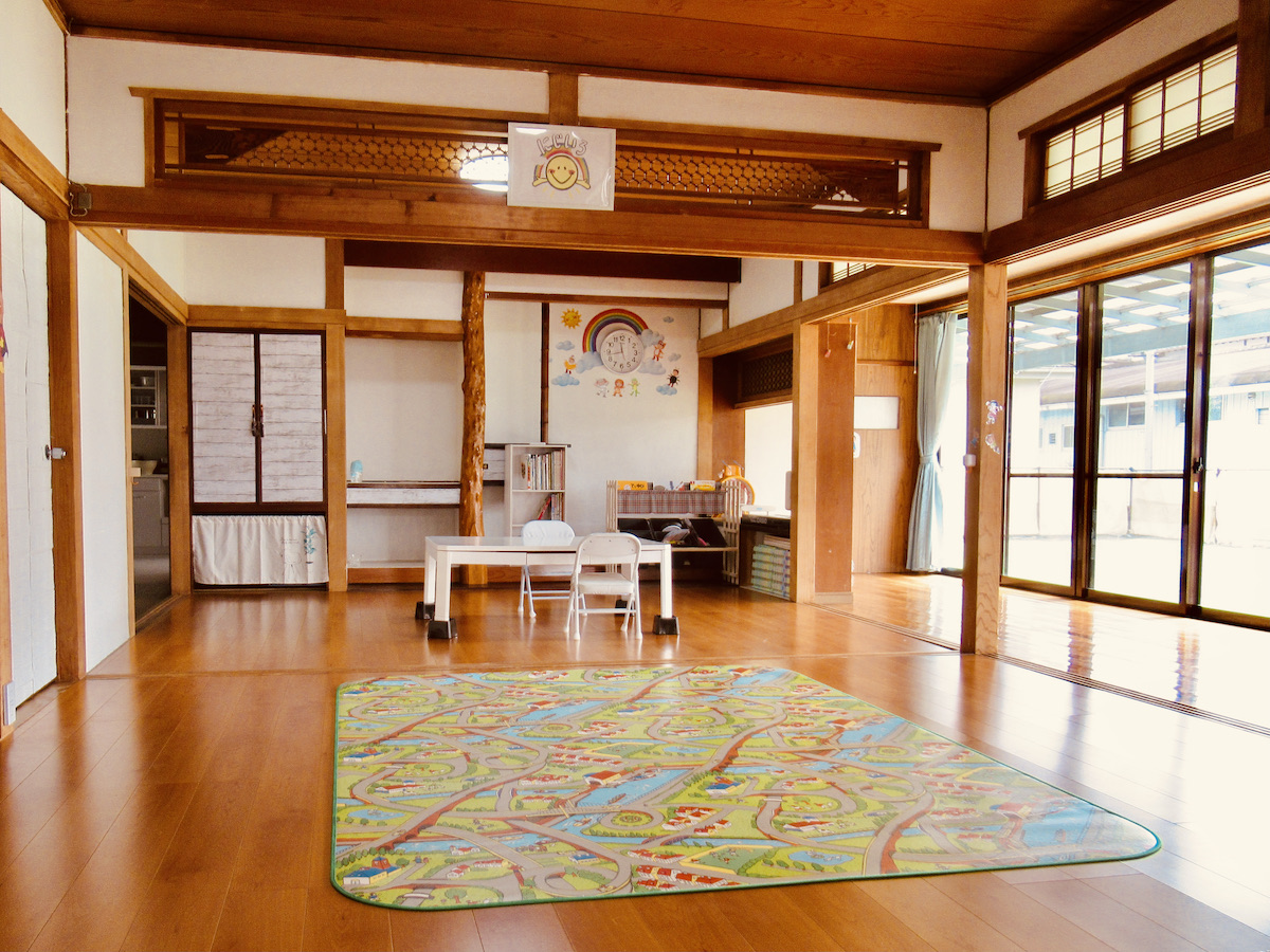 にじいろ施設屋内、日当たり抜群、縁側つきの部屋の様子